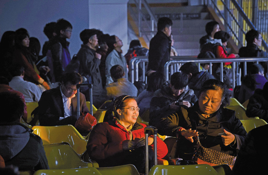 ����25�գ���ɽ��܇վ��Ʊ��d��ُ(g��u)Ʊ���˲����� ӛ�� ��ĹP �z