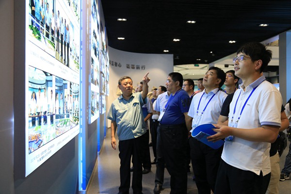 ���ոۼ��F(tu��n)���޹�˾�hί����(sh��)ӛ������(hu��)��ϯ��ï�ڞ���L�F(tu��n)��ӛ�߽�B���ոۣ��u�� �z��