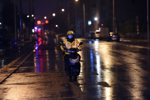 2��6�����Ϸ������u(m��i)С����l(f��)���������ڿՕ�Ľֵ�������һ�ݷ����u(m��i)���_(d��)���M(f��i)�������A��l(f��) ���� �z