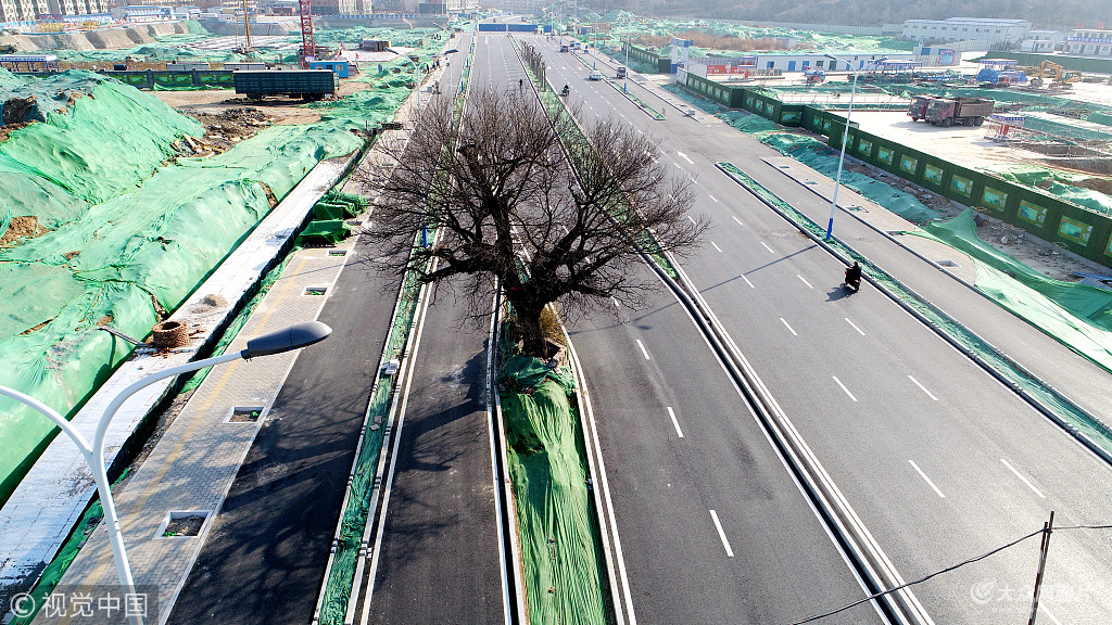 12��24������(j��)������ˎɽ����(c��)���½���·�T��·���ӶΣ��L�s1.3����ĵ�·�����������p����܇���Ľ�ͨ��(bi��o)־���ѽ�(j��ng)���������