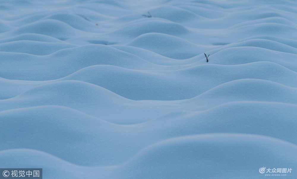 2018��2��6�գ�������Į�ӿh��ľ���֘I(y��)��������Խ�����{ݮ��ľ���w�όӌӰ�ѩ�����γ�һ�������׵�ѩ�����ϰق�ѩ�����B������������ɡ�