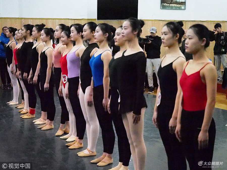 2018��2��26����ɽ�|ˇ�g(sh��)�W(xu��)Ժ�赸���I(y��)��(f��)ԇ����������ȫʡ�Ľ�400�������M(j��n)���(f��)ԇ���ڿ���ǰչʾ�Լ����I(y��)�������M(j��n)�нӽ�һ���ĵ����x��