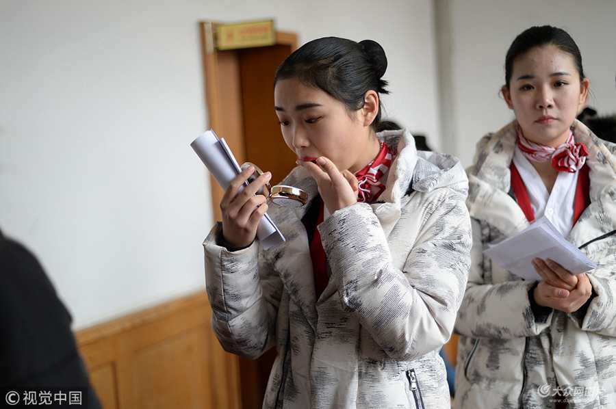 2018��2��28�գ���(j��)����ɽ�|��ͨ�W(xu��)Ժ�ճ����ӳˌ��I(y��)������ԇ����ԇ֮ǰ�����л���yŮ����횰���Ҏ(gu��)���ü��팢�y�ݲ�����