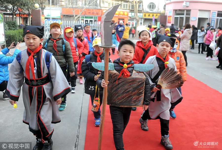 2018��3��5�����ڝ����н�(j��ng)��·С�W��ͬ�W���b����Լ�ϲ�g�ĕ����е���������WУ��У�@�м��л���������ɯ������Ҳ���P(gu��n)�����T������߀�и�����š���