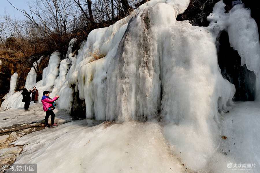 �ڱ����T(m��n)�^�υ^(q��)��ƽ�(zh��n)ɽ������һ̎�L(zh��ng)70�����߼s8�׵�ɽȪˮ���Y(ji��)�γɵ���Ȼ����ε����^����������ǰ��(l��i)�^�p��