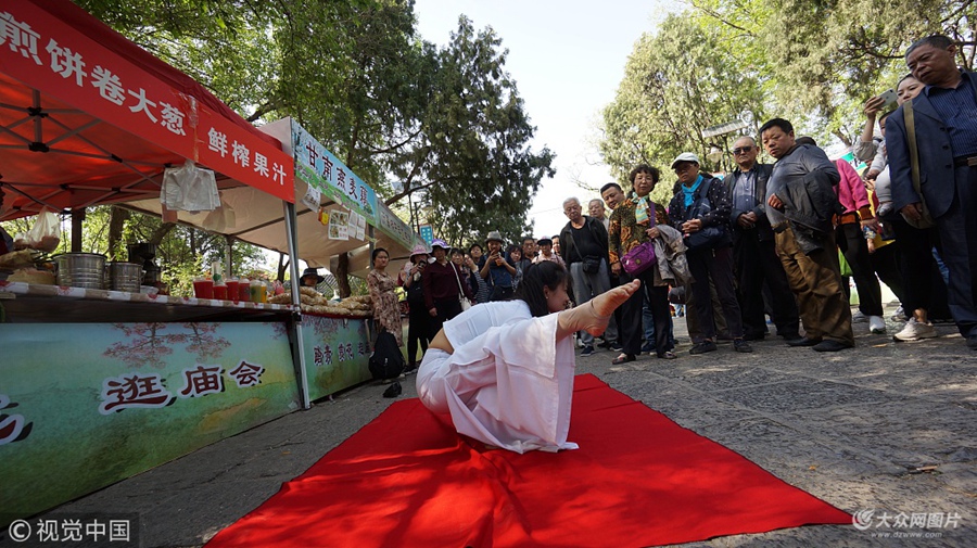 4��18������������(j��)��ǧ��ɽ�R��(hu��),90��Ů��ţ�t�X��������u(m��i)���������u(m��i)�ļ�����[��Ԫһ�������׌�οͰ�Ŀ��Ͷ�����Լ��ҵļ��������ϲ�g���g(sh��)��ţ�t�X�ڔ�λǰ���̺�����Ա�������(l��i)��һ�r(sh��)���M���ο���