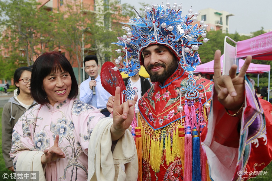 2018��5��13������ɽ�|���u�������Ї�(gu��)ʯ�ʹ�W(xu��)�e�еľ����Ļ��w�(y��n)���(d��ng)������(l��i)�Թ��_��˹̹���ͻ�˹̹��������ȇ�(gu��)�ҵ���W(xu��)�����c��������u���Ї�(gu��)ʯ�ʹ�W(xu��)�ľ���Ʊ��һ���W(xu��)��(x��)�������w�(y��n)�Ї�(gu��)���y(t��ng)�򄡵�������