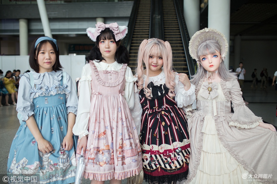 2018��7��15�գ��Ї�����(j��)�ϣ���(d��ng)���Α�����A���ȿ�����˴�����H��(hu��)չ�_Ļ�����coser�@�G��������(x��)�ĵ��b����������۽z��Ŀ�⡣