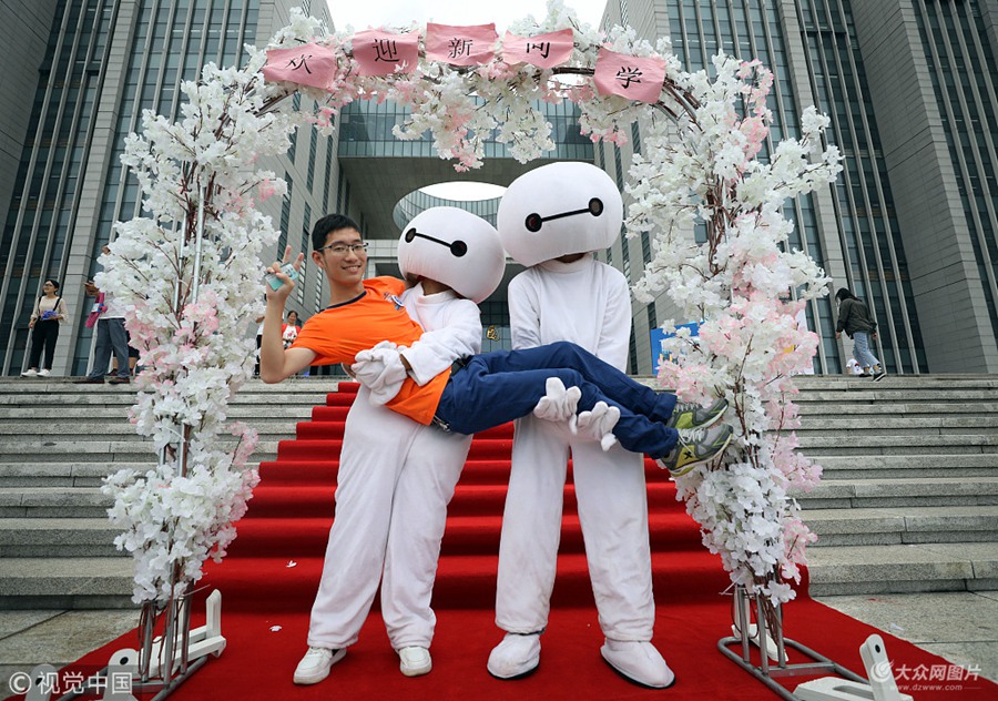 2018��9��2������(j��)����ɽ�|������W(xu��)ӭ��(l��i)2018��(j��)����������׌�����M���m��(y��ng)��W(xu��)������ɽ�|������W(xu��)���W(xu��)Ժӭ�»��Ӱٳ����ê�(d��)�صķ�ʽ���ρ�(l��i)��У�@�ĵ�һף���͆�(w��n)����