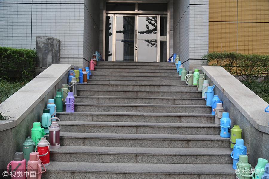 2018��10��16������(j��)��һ��УУ�@��(sh��)��ůƿ���(du��)���������n����(j��)�˽��_ˮ�g���x�����жξ��x��ͬ�W(xu��)һ���Ȍ�ˮ���Ȼ�����ˮ���܇��ȴ���������(x��)�ٌ�ˮƿ�û،�����