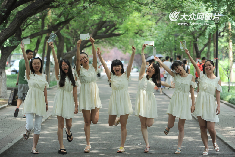 6��24��������ɽ�|������W(xu��)2014�ꮅ�I(y��)��Y��Ļ�������W(xu��)Ժһ����7��Ů�������������һ����^������У�@�r(sh��)�������󱊾W(w��ng)ӛ�� ���L�� �z��