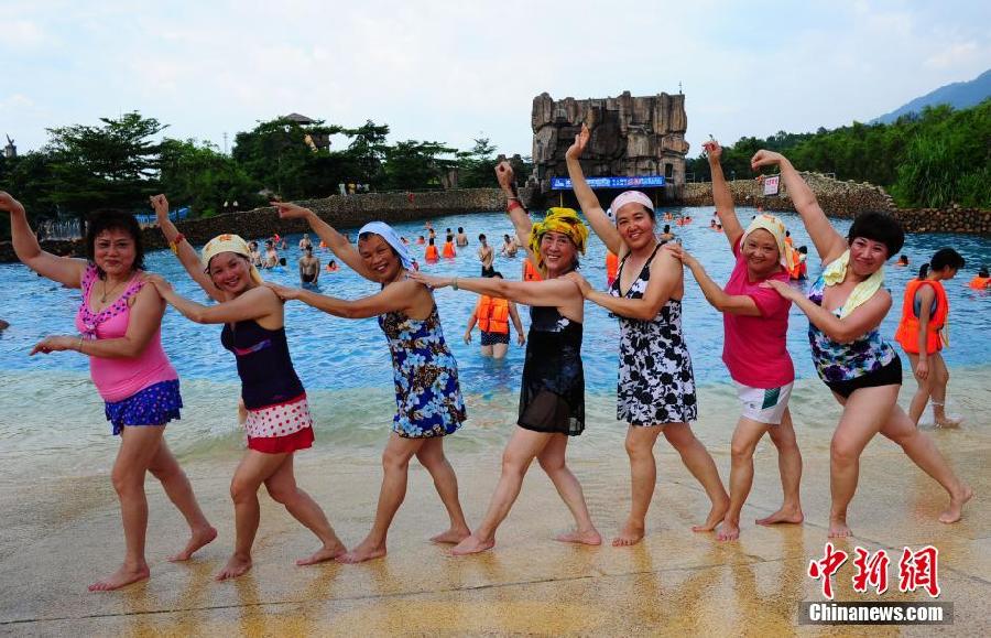 6��29�գ�����������һȺ�Ї�(gu��)���ڏV�|ɭ��������ˮ�ȵ���Ӿ��߅�����V��(ch��ng)���������˱����ο͵��۹⡣������l(f��) ������(qi��ng) �z