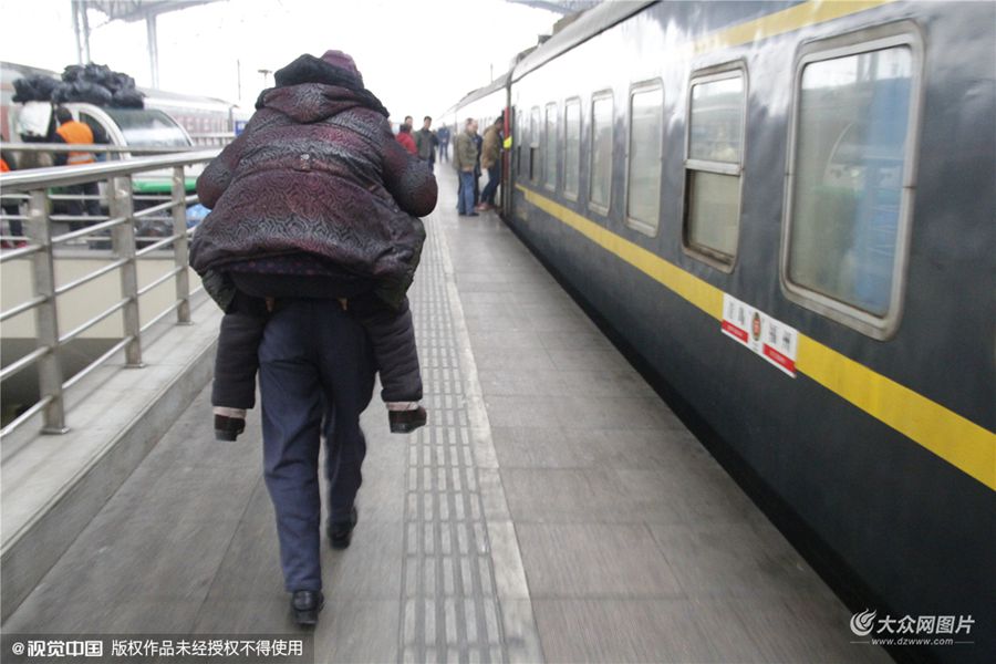 2��1����Ϣ�����ո�����Ύ����ϼ����Sɽ������l(xi��ng)�ˣ���?y��n)郺���ڸ���ϰ���ȥ�?�·ݣ����㎧��82�q��ĸ�H�͐��ˁ�������տ��όW(xu��)�ČO��������(ji��)�R�����Ύ�������ĸ�H̤�ϻؼҵ�·��