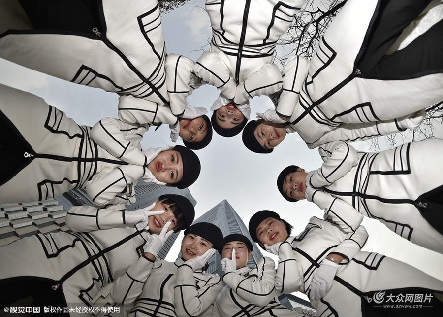 1��7�ĸ���������Ư�������������׵������������İ�ɫ��β����С�ɵĺ�ɫؐ��ñ�����µ��w�Ċy�ݡ���һ�펛���³��Ĵ����������Ԍ��I(y��)��ָ�]�ք���ʹ��ĳ�V����Ů�ӌ�(d��o)܇�(du��)�(du��)�T���ɞ����Lɳ���^��һ���n���L(f��ng)����