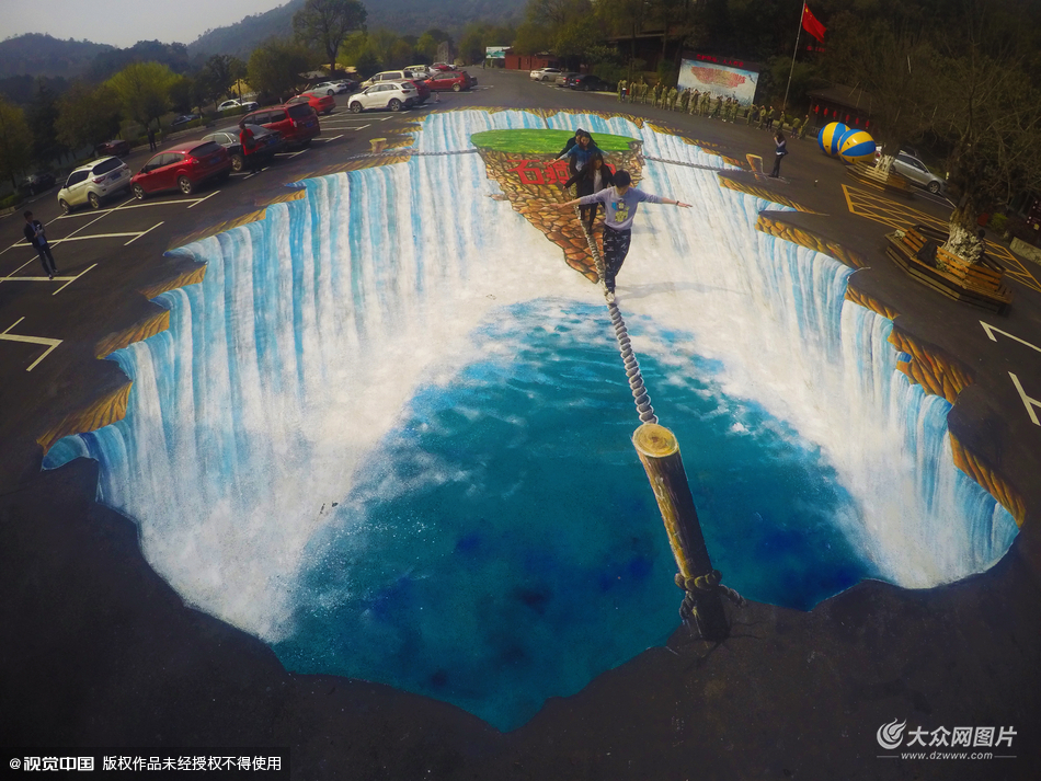 2016��3��6���������L(zh��ng)ɳ��һ����e�s500ƽ���׵ľ�������3D��(hu��)���F(xi��n)���L(zh��ng)ɳʯ�����ԓ��(hu��)����������Ȥ�M���������ο��ڮ�(hu��)����ǰ��[Pose���w�(y��n)���ˮ�(hu��)��һ���Ę�(l��)Ȥ��