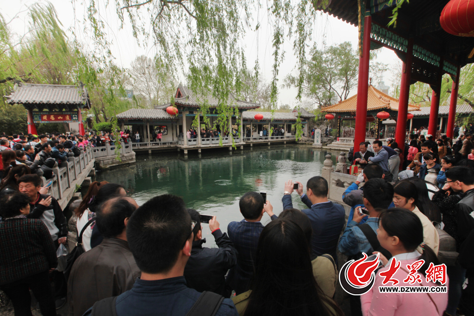 4��2��������С�L�ٵĵ�һ�������u�顰���µ�һȪ���ĝ�����ͻȪ���^(q��)�D�M���^Ȫ���ο͡�������������ͻȪ����ˮλ����27.48������һ�νӽ�ͣ�����侀�����@���]��Ӱ푁���ο͵ğ������󱊾W(w��ng)ӛ�� ���L�� �z