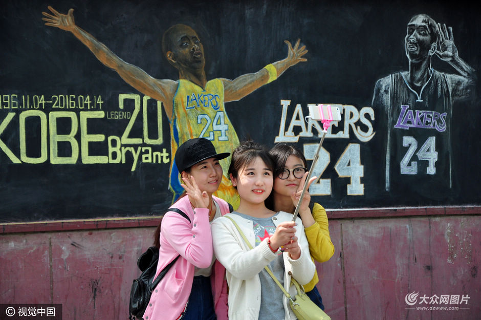 4��14����ɽ�|�ĳǴ�W(xu��)���g(sh��)�W(xu��)Ժ��W(xu��)����У�@�ĺڰ�ͽ��҃�(n��i)�L�����пƱȻ@�����ĵĮ����¾��Ʊ����e�µĈD���������W(xu��)�����^��