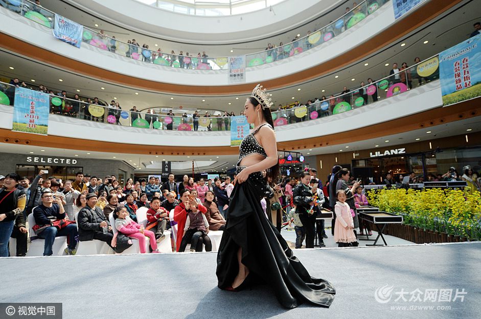 4��2�գ�ɽ�|ʡ̩������һ�̈��e�k̩���L(f��ng)��չʾ�㣬��Ո��5�����b�ۺ�������������������175-180�������������L�l(f��)�ĉ�С���ӡ�