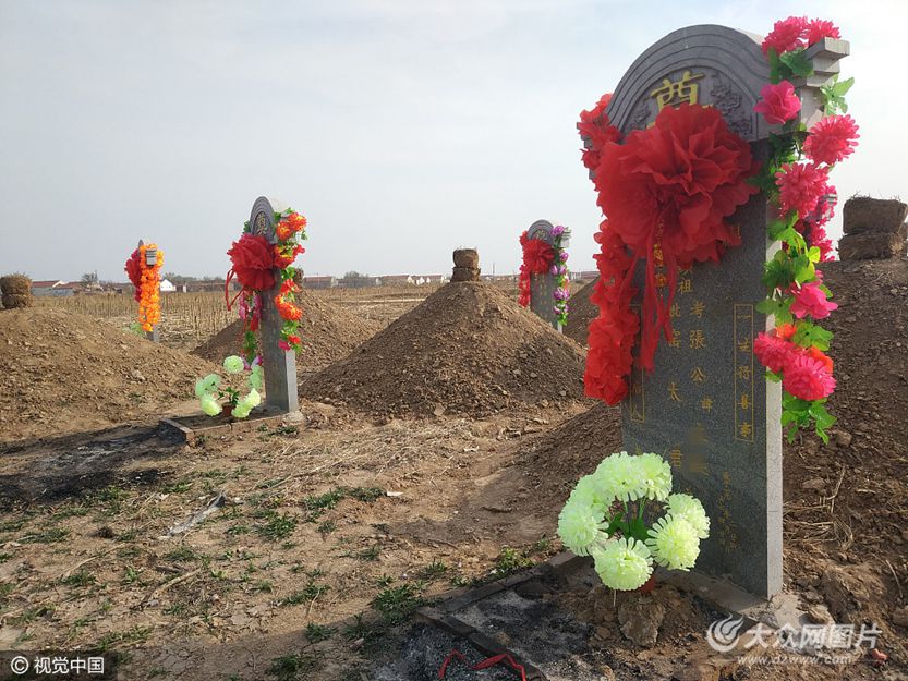 4��3����ɽ�|�I�ݣ����r(n��ng)���������������һ̎��?z��i)��ϳ��F(xi��n)��ʮ�����۵�һĻ����ǰ��Ĺ���ϱ��������˸�ɫ�������b��ʮ���r�G��