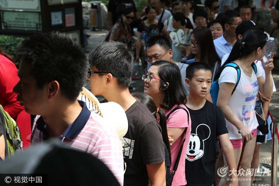 2017��8��4������(j��)�ϣ�����ͻȪ���^(q��)��(n��i),Ȫˮֱ��c(di��n)�ſ�Ȫ������Ȫˮֱ��c(di��n)�����������ο��ų��L(zh��ng)���ȴ�ȡȪˮƷ�LȪˮ�ĸ�����