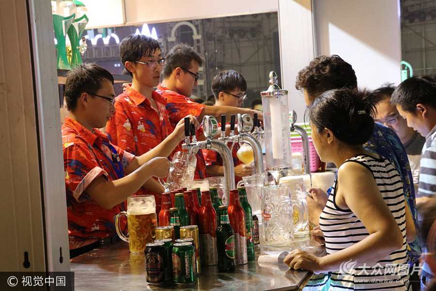 2017��8��4�������S�u�����u��(gu��)�Hơ�ƹ�(ji��)����(hu��)��(ch��ng)�ڽ�ɳ��ʢ���_Ļ��ơ�ƹ�(ji��)�_Ļʽ�ϸ���(g��)��ơ����҃�(n��i)���ο͂��M��ĕ������(gu��)ơ����