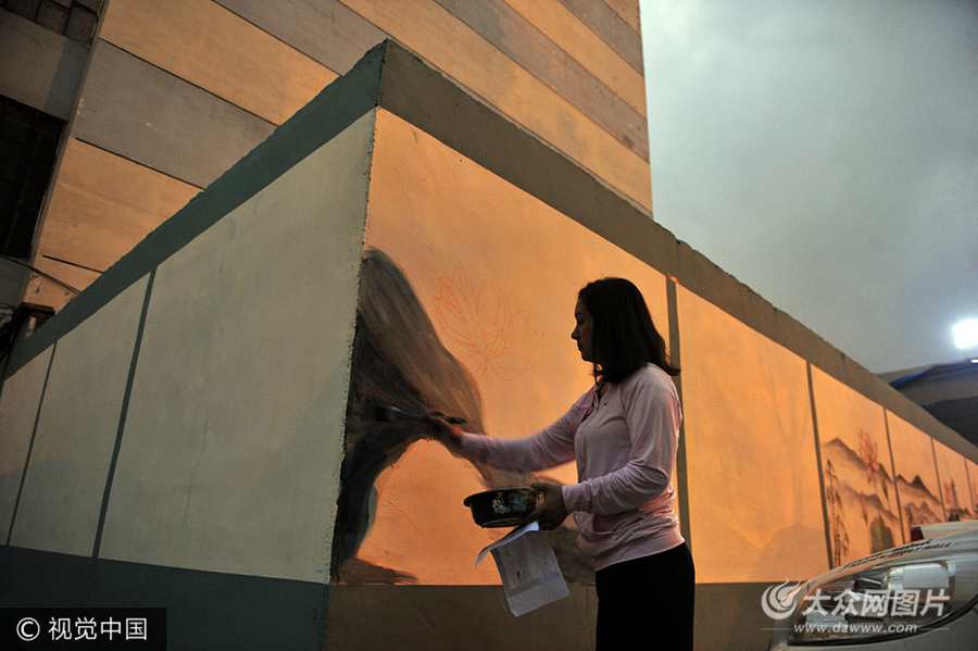 8��15����7�c��,�A������,�����������f��·܇ˮ�R��,·����ɫ�Ҵ�,��������ע�⵽,����(c��)���е���,��һ����С����Ӱ������ҹɫ�Г]�������P,���Ȏ׹P,һ֦ʢ�_�ĺɻ��SȻ������