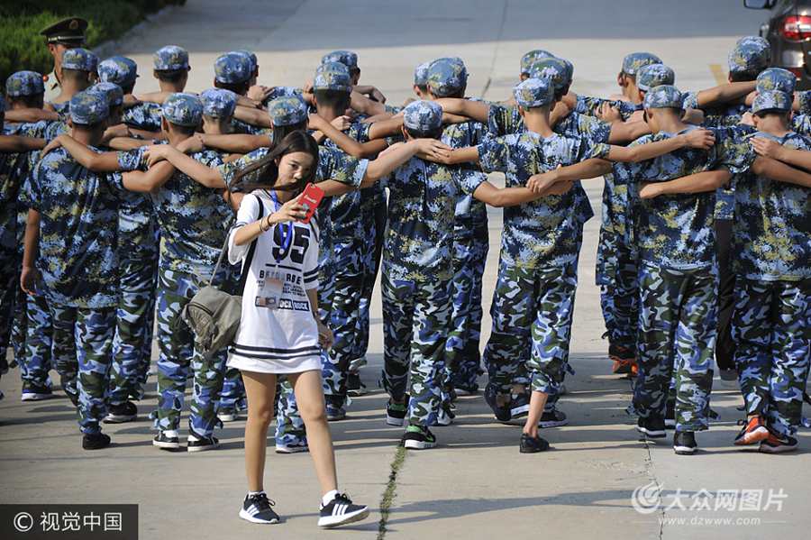 2017��8��31����ɽ�|���_(t��i)��һλŮʿ��܊Ӗ(x��n)�W(xu��)���鱳���������