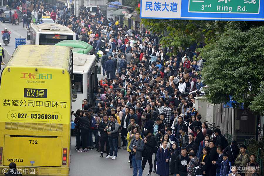 2017��11��12������h����������ȹ���܇վ�����������Ŀ������ȴ��\��ÿ�v����܇�ϳ˿�ǰ���N������D������