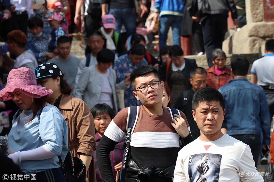 2018��4��18����ɽ�|̩����ǰ����̩ɽ�����������οͽj(lu��)�[���^��