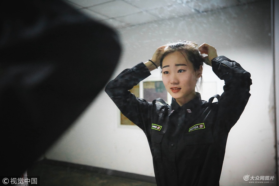 2018��4��25�����������S����һС�L(zh��ng)�ٵ��R�������Fվ�c(di��n)���εĳ˿��EȻ��������(d��ng)����c�H�шF(tu��n)�۱M���I(l��ng)�Դ�ɫ�ĕr(sh��)��Ҳǡǡ�ǵ��F���z�T��æ�ĕr(sh��)����