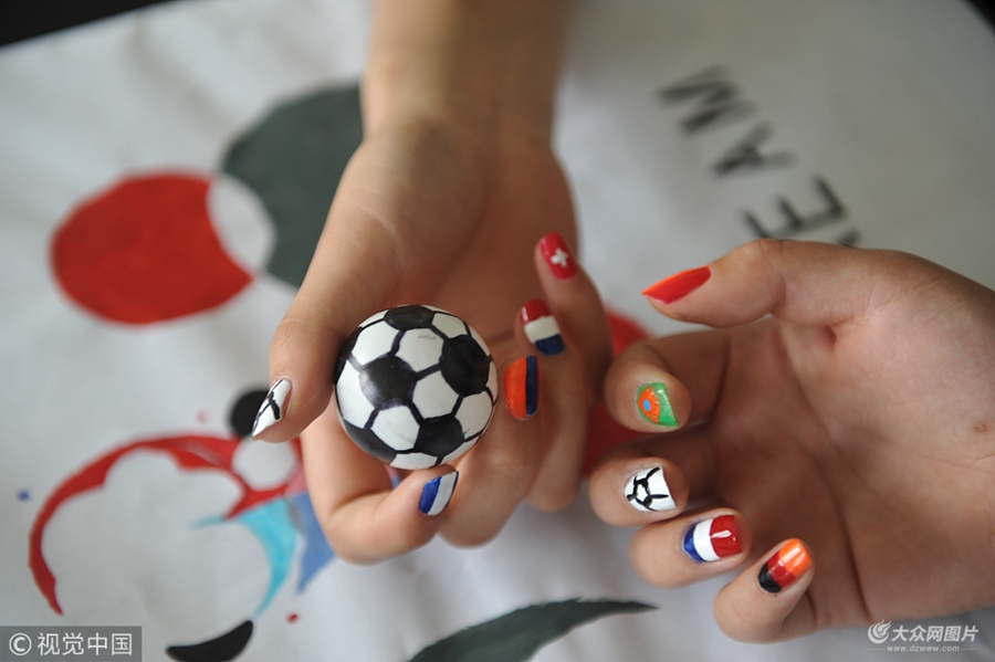 2018��6��11������ɽ�|�ĳ��Ж|�����^(q��)�Ļ�·��һ�����׵�����T�ڽoŮ���������籭���ס�