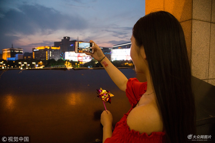 2018��6��24�հ�������(j��)�ϳ��F(xi��n)Ψ���Ļ������⣬̫ꖏ��ƌ���ɢ����â���������ˡ�ҹĻ���R�������������ѵ���Ȫ�ǏV���|��(c��)�^���L���������ͳ��֙C(j��)���������p�@��������ϼ��