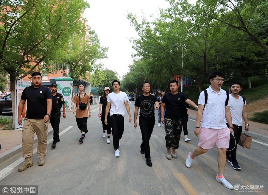 7��6�������������������η��ս�ɽ�|Ӣ�ŌW(xu��)Ժ����(sh��)ǧ�˾ۼ��ڲو��������Ƭȫ��·������ɽ�|Ӣ�ŌW(xu��)Ժ�����������η��͌W(xu��)�ӃA�黥�������ˡ�һ��һ�ס����Ϳ��ʮ�㣬��У�@��(n��i)���߿��ƺڎʹ������������ӰƬ����