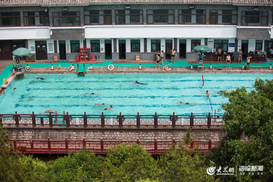 �D1 �����������������ںڻ�Ȫ�ϵ�Ȫˮԡ��(ch��ng)��Ӿ����������������󱊾W(w��ng)������(b��o)��?d��ng)��?���ٔz.jpg